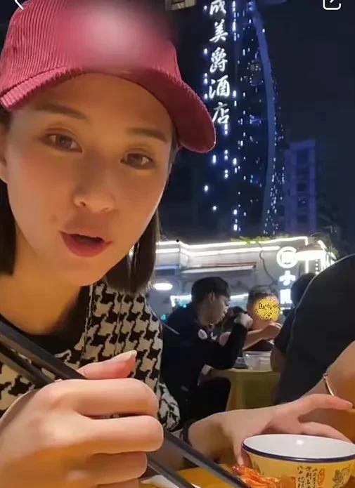 娱乐吃瓜小妹子是谁,她是如何成为网络红人的？